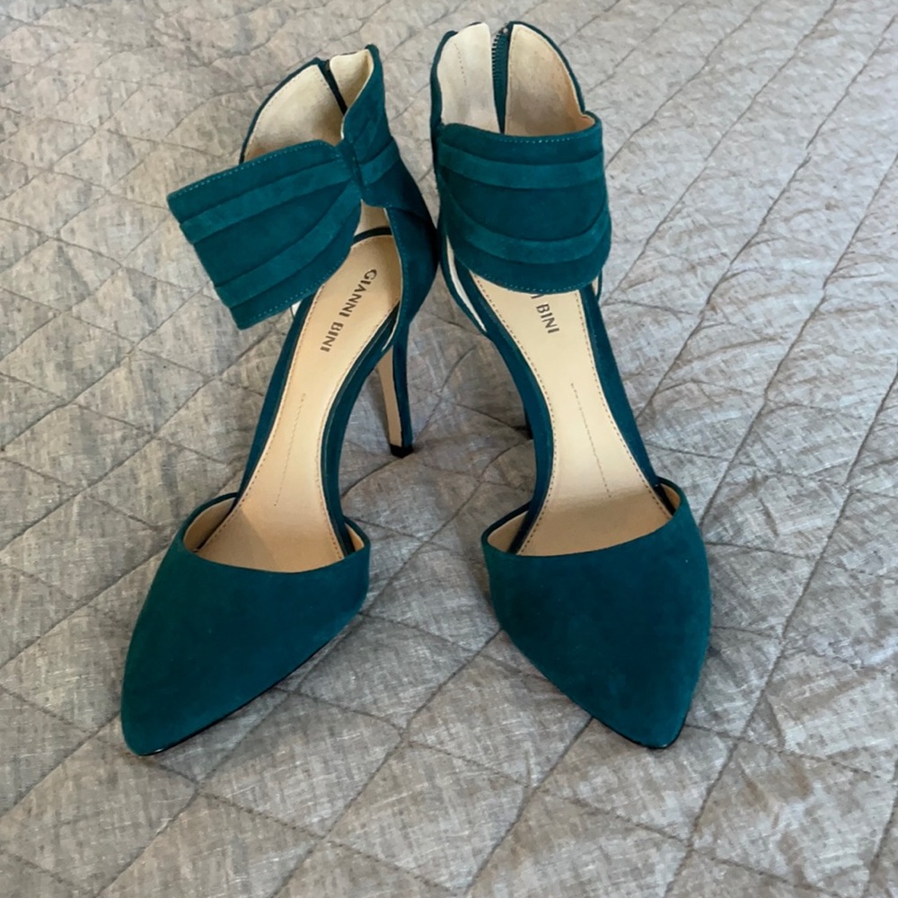 Gorgeous dark teal suede heels. Never worn!